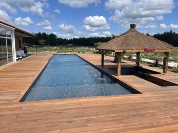 Construction d'une piscine traditionnelle à Lacanau océan 22X4M terrasse bois exotique 200m2 