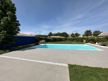 piscine traditionnelle Gujan mestras 11x5m liner 75ème/100 couleur  blanc avec volet roulant immergé