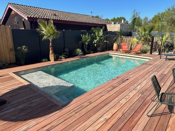 Piscine traditionnelle 8,60X3,50m membrane armée 3D stonetile Golden avec terrasse en bois exotique Muiracataria