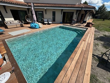 piscine traditionnelle 8,50X4,50M avec membrane armée 3d stonetile golden et volet immergé dans la plage DIVER avec terrasse en bois exotique Itauba 