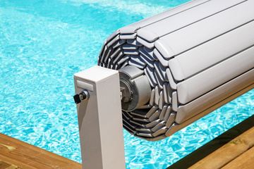 Optez pour la pose de volet roulant de piscine immergé pour sécuriser votre piscine