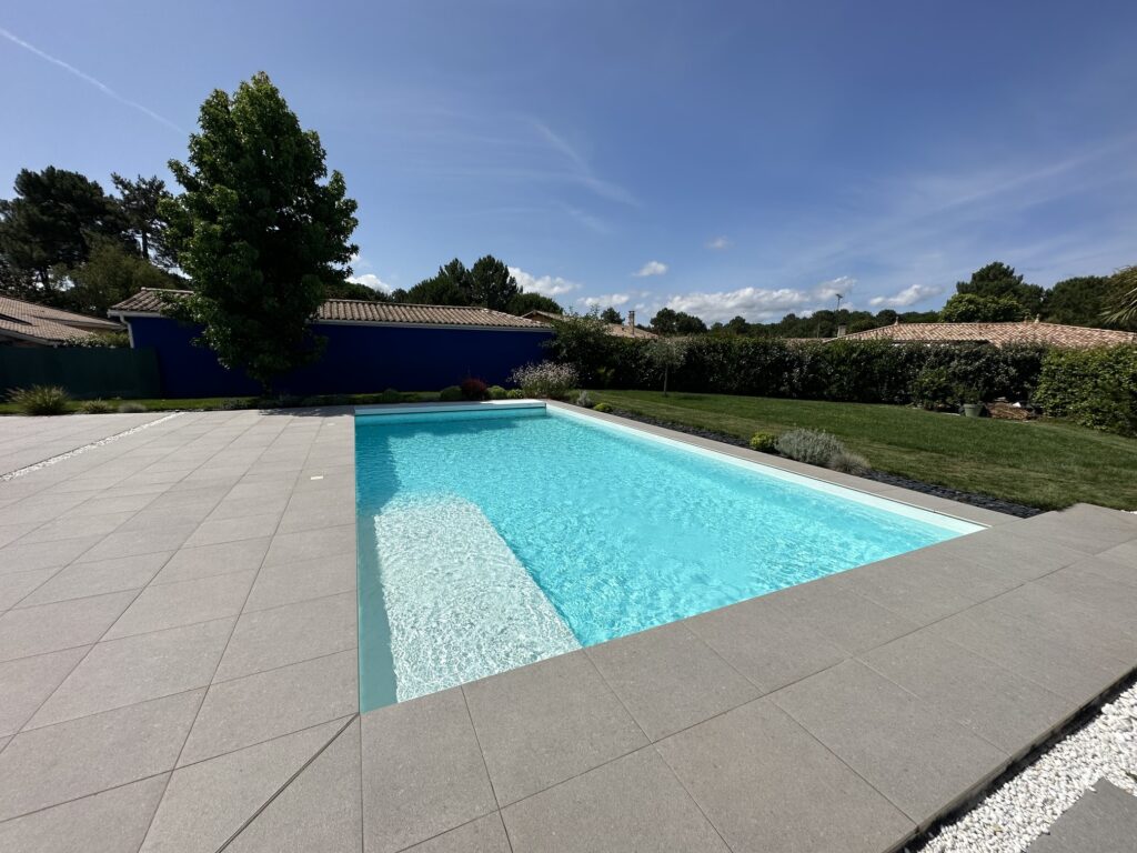Élégance et Sécurité : Piscine avec Volet Roulant à Gujan-Mestras