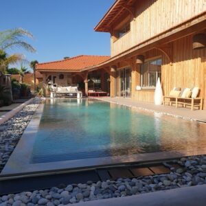 piscine miroir traditionnelle membrane armée carreaux de bali sable