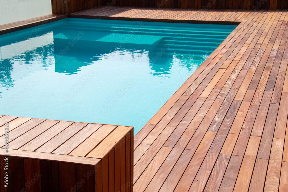 Terrasse de piscine traditionnelle sur le Bassin d’Arcachon
