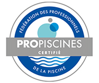 Logo ProPiscines Certifié de la Fédération des Professionnels de la Piscine. Cercle bleu-blanc, symboles aquatiques : bulles et vagues.