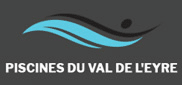 Logo de Piscines du Val de l'Eyre: vagues stylisées bleues et grises avec silhouette de nageur. Texte "PISCINES DU VAL DE L'EYRE".
