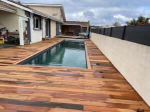 Terrasse en bois exotique pour piscine sur le Bassin d’arcachon